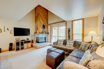 Image de Condo with private balcony, gas fireplace, & washer/dryer