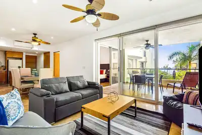 Image de Modern ocean-view stay with pool and rooftop access, large balcony, and Ac