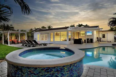 Image de Relaxing 3br Retreat • Pool, Jacuzzi, Outdoor Tv, Bbq & Walk 2 the Beach & Shops