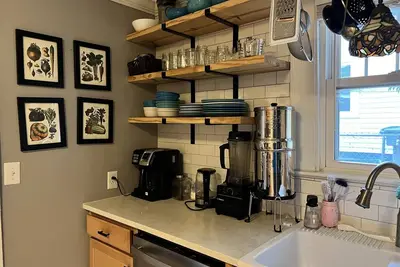 Image de Cute Home Close To Light Rail, Breweries & More - Sleeps Six!