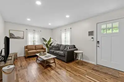 Image de Rare Downtown South District Home with Beautiful Backyard