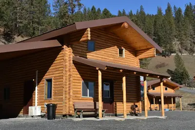 Image de Modern log cabin with a cozy cabin feel along the Clearwater River.