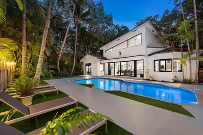 Image de Lush Villa with heated Pool sleeps 12, Location!