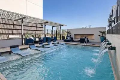 Image de 1 bdr Suite w/ pool, workspace, 17mins from Domain