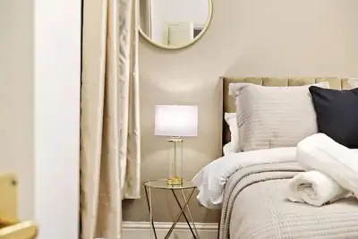 Image de Stylish 2br Luxury Retreat with 65\" Smart Tv