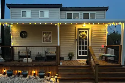 Image de “Serendipity” a boho inspired tiny home on wheels in country setting
