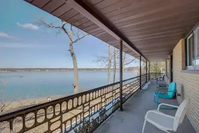 Image de Mid-Century Modern Lake House on Wolf Lake!