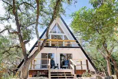Image de (New) Secluded Canyon Lake A-frame & Game House!