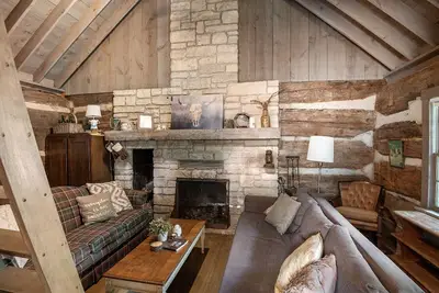 Image de Cozy Cabin with fireplace, hot tub & hiking trails
