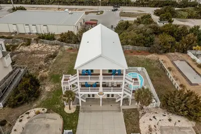 Image de Second row, easy beach access, views and a pool
