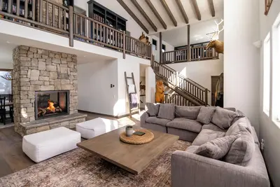 Image de Eagles Nest - Spacious Home on Ski Run! + Hot Tub