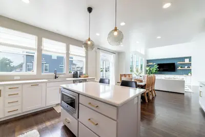 Image de Bright and Spacious Home | Centrally Located