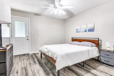 Image de Ultra-Modern Duplex, Mins from Downtown, Pets Ok