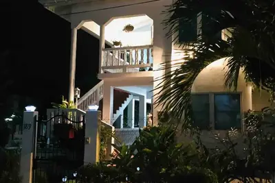 Image de HCeas Apt is 5 mins from the airport Crown point and Pigeon Point beach
