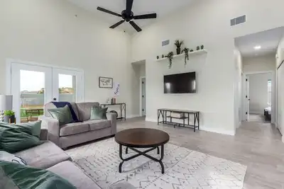 Image de 10 Min to Super Bowl, Shopping, New modern home, King Beds, Sleeps 10