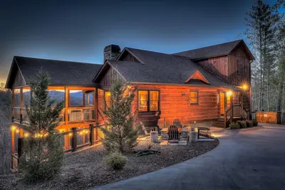 Image de Painted Sunset Lodge - Sunset Views | 3 Master Suites | Hot Tub and Outdoor Living | Game Room