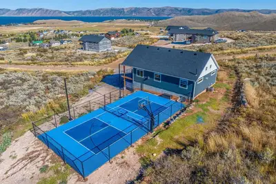 Image de Private B-Ball, Pickleball court & Hot Tub! Pool!