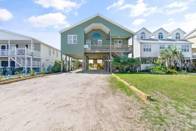 Image de \"Weekend Wonder\" is a peaceful 4 bedroom, 2 bathroom oceanfront home.
