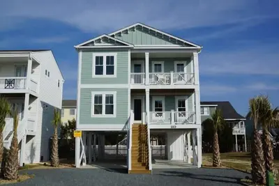 Image de Hobbs Realty - Walk \"Barefoot By The Sea\" in this charming home with a private pool and elevator