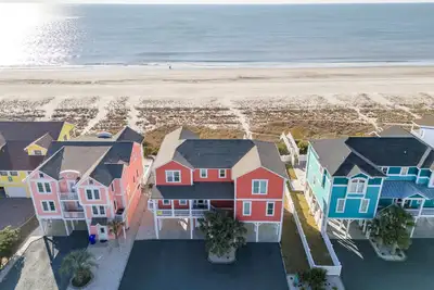 Image de Find your \"Coral Relief\" in this gorgeous six-bedroom oceanfront home with a private pool!