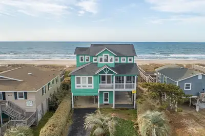 Image de This lovely four-bedroom oceanfront home, “Holden Sunshine, ” has amazing views of the Atlantic!