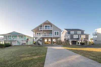Image de Make new memories in “Holden The Tradition, ” a beautiful oceanfront home with gorgeous views!