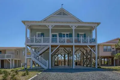 Image de Escape “Inn Da' Loose” with this five-bedroom, oceanfront home with a heatable pool.