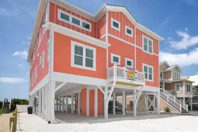 Image de Hobbs Realty - Glad you're \"Knot At Work\" in this oceanfront home with a heatable pool and elevator