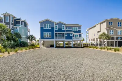 Image de Hobbs Realty - \"Coast is Clear, \" an oceanfront home with a heatable pool, hot tub, and elevator.