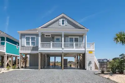 Image de Hobbs Realty - “Cadeau De Maman” | 3br w/ Private Pool & Stunning Icw + Marsh Views