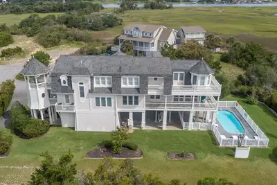Image de Hobbs Realty - “Holden 5” | Elegant Stay w/ Elevator, Private Heatable Pool & Panoramic Views