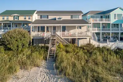 Image de Hobbs Realty - \"Kingry Hideaway\" - a lovely 4-bedroom oceanfront home just steps from the ocean
