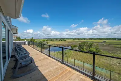 Image de Hobbs Realty - Boulevard Home w/Elevator, Heated Pool, Hot Tub, and Marsh Views