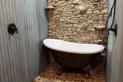 Image de Private, rustic country home with hot tub, movie theater and a view