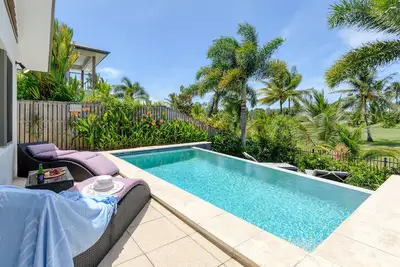 Image de Private family home in gated estate overlooking golf course with heated pool