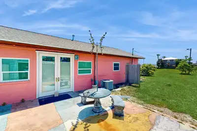 Image de Lovely home close to beach with patio, central Ac, full kitchen, & washer/dryer