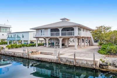 Image de Waterfront home with screened lanai, patio, central Ac, & washer\/dryer