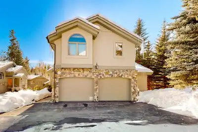 Image de Secluded 3-story home with mountain views, fireplace, washer/dryer, & jetted tub