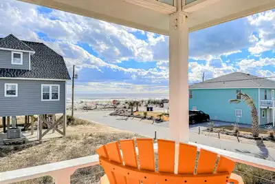 Image de Ocean-view home 1 block from the beach with covered deck, patio, & Ev charger