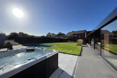 Image de Maison de groupe avec piscine et bien-ĂŞtre