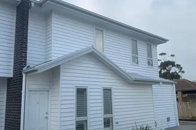 Image de Beautiful 2 Story White Weatherboard townhouse