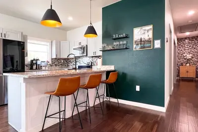 Image de Near Downtown, 2 King Bed, Gated Parking (Monthly)