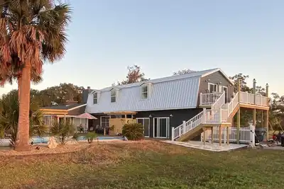 Image de Family Reunion Estate for 23 with pool and incredible island views.