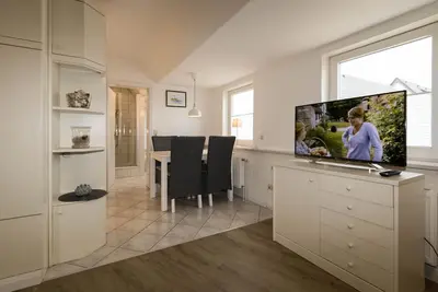 Image de Apartment 2 has a combined living room and bedroom
