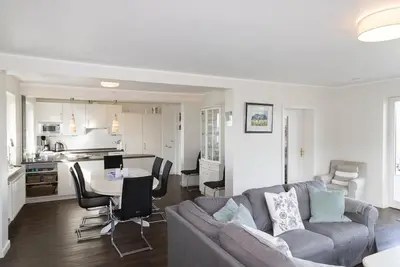 Image de Spacious apartment with an appealing ambience and a wonderful view.