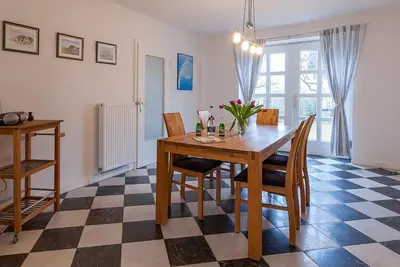 Image de The vacation home is modern and brightly furnished.