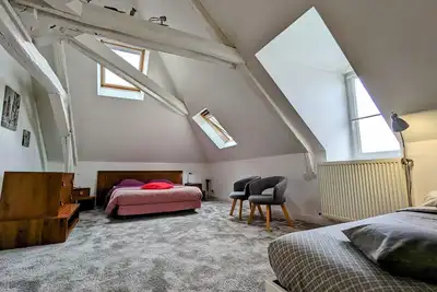 Image de Chambre spacieuse pour 4 pers. avec Sdb privée et Pdj inclus à Châteauroux