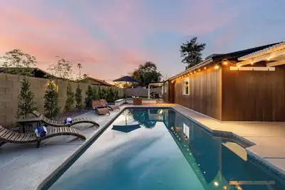 Image de Luxe Spa-baths, Pool & Firepit, Walk to Eateries