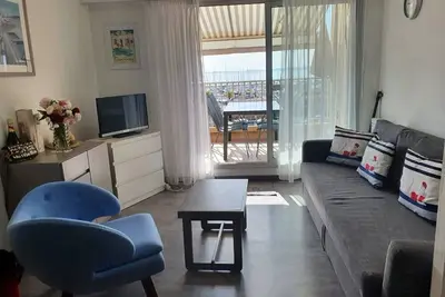 Image de Duplex Climatisé Hyères Port avec Terrasse, Parking et Wi-Fi