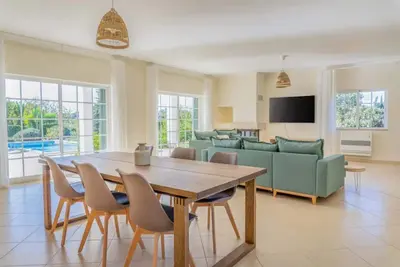 Modern remodeled Villa w/private pool & Wi-Fi